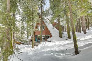 een huis in het bos bedekt met sneeuw bij Rustic Truckee Cabin with Donner Lake Views! in Truckee