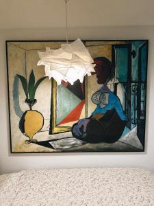 Ein Gemälde eines Mannes, der ein Stück Papier hält. in der Unterkunft Apartment Picasso Selce in Selce