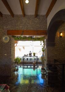 Cette chambre dispose d'une grande fenêtre et d'une table avec des plantes. dans l'établissement Preciosa casa La Tolina en Puebla, à Santa María Tonantzintla