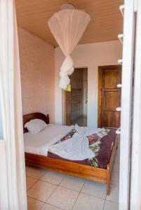 um quarto com uma cama num quarto em Auberge La Caverne em Kigali