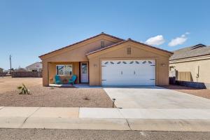 une maison avec un garage et une allée dans l'établissement Pet-Friendly Kingman Vacation Rental Near Route 66, à Kingman