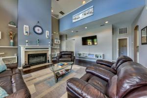 uma sala de estar com mobiliário de couro e uma lareira em Spacious Jacksonville Vacation Home - Private Pool em Jacksonville