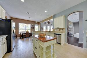 uma cozinha com uma ilha no meio de uma sala em Spacious Jacksonville Vacation Home - Private Pool em Jacksonville