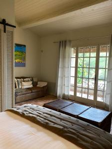 una camera con letto, divano e finestra di La Bastide du Beausset-Vieux a Le Beausset