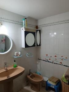 een badkamer met een wastafel en een toilet bij Piso centro Luanco in Luanco