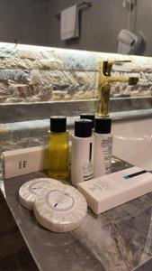 スーダーにあるSeventies السبعيناتのバスルーム(洗面台、一部のバスアメニティ付)