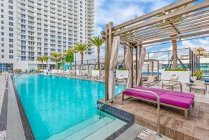 - une piscine avec un banc pourpre à côté d'un bâtiment dans l'établissement HYDE BEACH HOUSE #2408 THREE-BEDROOM, WATERFRONT, OCEAN AND INTERCOSTAL VIEW, ROOFTOP POOL, 5 MiN WALK TO BEACH, à Hollywood