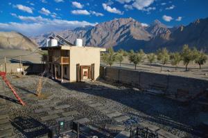 uma casa no meio de um deserto com montanhas em Baltistan Fort em Skardu