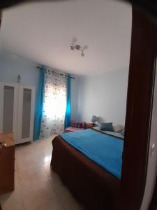 サンミゲル・デ・アボナにあるTenerife Homestayのベッドルーム1室(青いシーツと窓付)