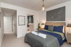 Un pat sau paturi într-o cameră la Bath Penthouse with amazing views and lift access