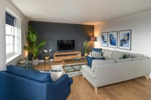 Et tv og/eller underholdning på Bath Penthouse with amazing views and lift access