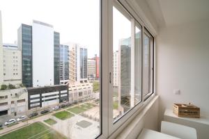Habitación con ventana y vistas a la ciudad. en The Plaza Flat, en Lisboa