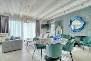 Televízia a/alebo spoločenská miestnosť v ubytovaní Palazzo della Scala Spa Hotel Suites & Apartments