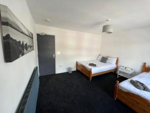 1 dormitorio con 2 camas y espejo en Dolce House, en Birmingham