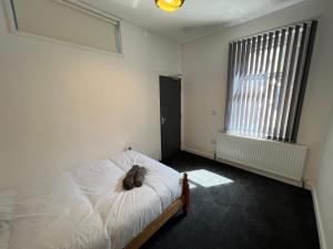 Un dormitorio con una cama con una mochila. en Dolce House, en Birmingham