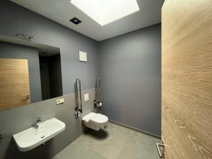 uma casa de banho com um lavatório, um WC e um espelho. em Art Apartments em Berlim