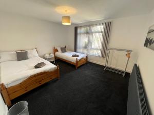 1 dormitorio con 2 camas y ventana en Dolce House, en Birmingham