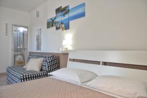 una camera con un letto e una sedia di Villa Inn Costa a Tramonti
