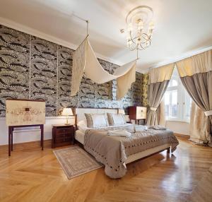 Łóżko lub łóżka w pokoju w obiekcie The Bonerowski Palace Boutique Hotel