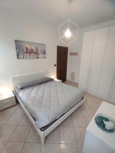 - une chambre avec un grand lit dans l'établissement Casa Crispi, à Chioggia