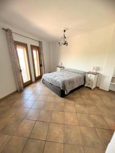 a bedroom with a bed and a tiled floor at Apartamento en casco antiguo in Alfaz del Pi