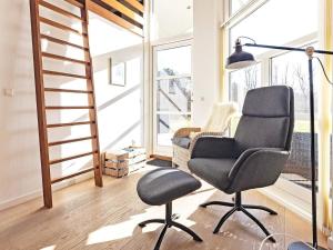 sala de estar con silla y lámpara en 6 person holiday home in L kken, en Løkken