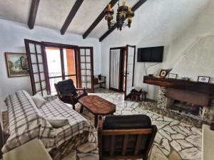 een woonkamer met een bank en een open haard bij Villa Apartments Oliva in Seget Vranjica