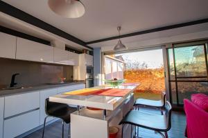 cocina con mesa, sillas y ventana en El Mirador de la Dehesa de Cuellar, en Dehesa