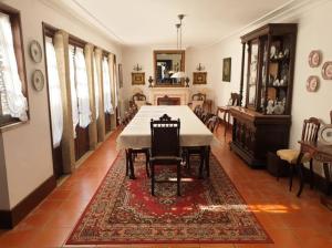 une grande salle à manger avec une table et des chaises dans l'établissement Casa do Terreiro, à Barqueiros