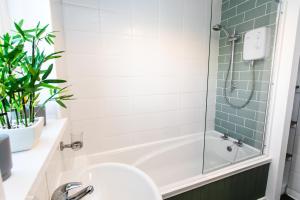 Kylpyhuone majoituspaikassa Baxter Place - Cosy Home-Sleeps 4-Wifi-Parking