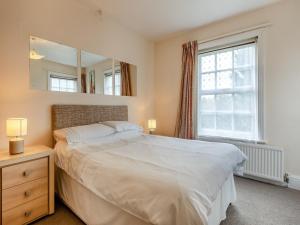 een slaapkamer met een bed en een grote spiegel bij Mulberry House in Highbridge