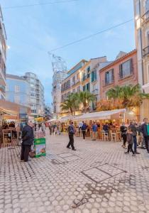 Goście zatrzymujący się w obiekcie Coastal attic in the heart of Málaga by REMS