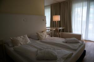 een groot bed in een hotelkamer met een raam bij Nikola Luxury Apartments Senia in Petrcane