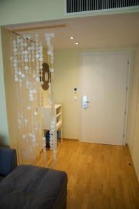een kamer met een kolom in het midden van een kamer bij Nikola Luxury Apartments Senia in Petrcane