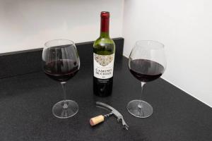 dos copas de vino y una botella de vino en un mostrador en Thena Hotel- Lux Studio, en Filadelfia 12 fotos más