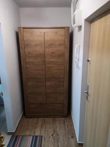 drewniane drzwi w pokoju z drewnianą podłogą w obiekcie Apartament przy dworcu w Krośnie