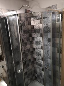 W łazience znajduje się prysznic ze szklanymi drzwiami. w obiekcie Apartament przy dworcu w Krośnie