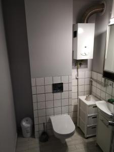 Apartament przy dworcu في كروسنو: حمام صغير مع مرحاض ومغسلة