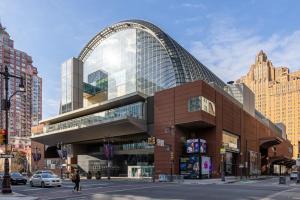 un gran edificio con un arco encima en Thena Hotel - Ground Floor 1 Bedroom Suite, en Filadelfia