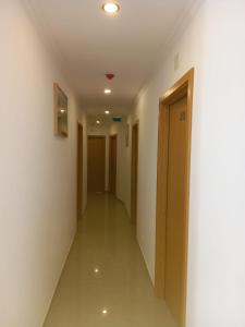 un couloir dans un immeuble avec couloir dans l'établissement CityInn Suites, à Lisbonne