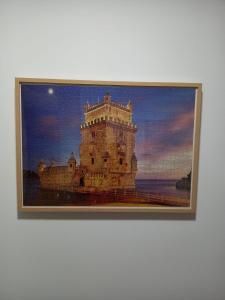une photo de la tour de Londres sur un mur dans l'établissement CityInn Suites, à Lisbonne