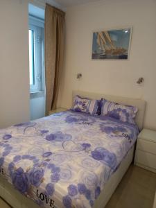 - une chambre avec un lit orné de fleurs violettes dans l'établissement CityInn Suites, à Lisbonne
