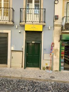 une porte verte sur le côté du bâtiment dans l'établissement CityInn Suites, à Lisbonne