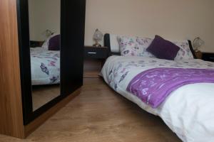 um quarto com um espelho ao lado de uma cama em Lovely Master Bedroom with King Size Bed em Liverpool