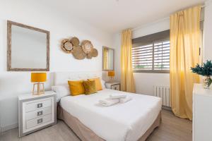 1 dormitorio con 2 camas y ventana en BNBHolder Terrace, Pool & Gym LAS TABLAS en Madrid