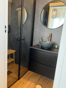 uma casa de banho com um lavatório e um espelho em למרגלות הגלבוע em Gid‘ona