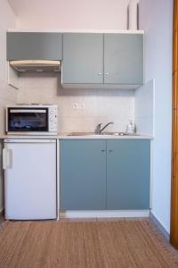 Кухня или мини-кухня в Margaritas apartments
