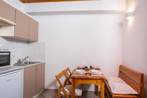 Кухня или мини-кухня в Margaritas apartments
