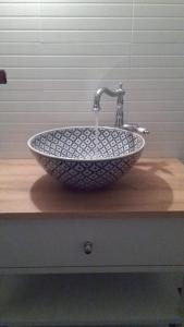 lavabo en el baño con lavabo en forma de bol en La casetta in montagna, en Torricella Peligna