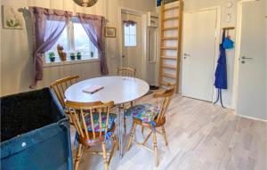 une petite salle à manger avec une table et des chaises dans l'établissement Beautiful Home In Heberg With Wifi And 2 Bedrooms, à Heberg